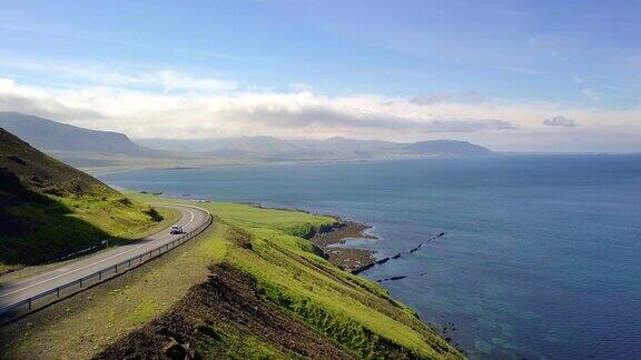 空中美丽的风景在冰岛西海岸的风景在冰岛西部的公路旅行的汽车上的顶部视图假日公路旅行是时刻放松在冰岛公路旅行
