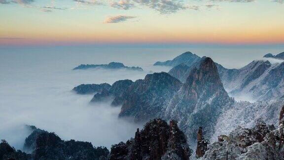 日出时在中国黄山的雾