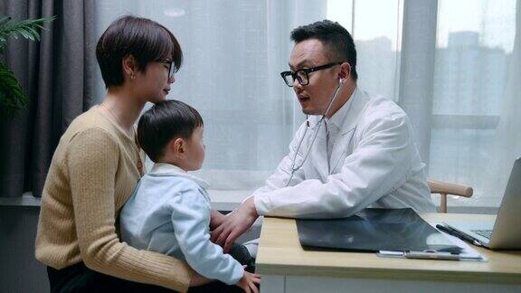 医生正在给一个小男孩做检查