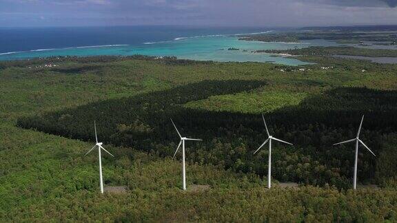 在多风的海岸线上工作的风力涡轮机