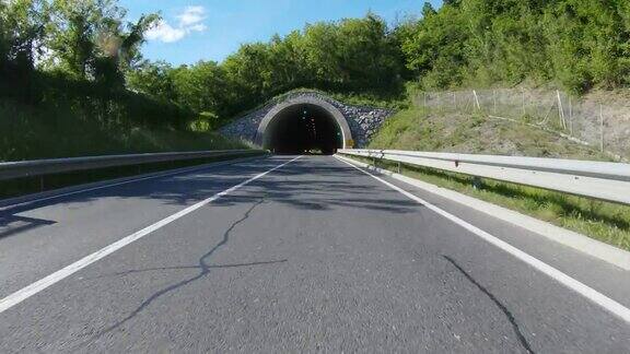 进入隧道的汽车观点