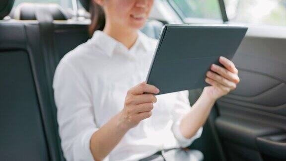 妇女在车内使用平板电脑