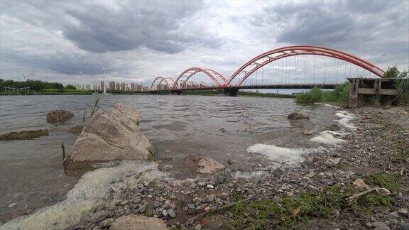 阴天下的河流、桥梁和城市