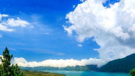 云在巴图尔山脉和一个山地湖泊的山峰上移动时间流逝