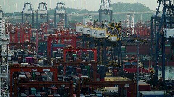 (放大)香港商业货柜港口白天的延时图