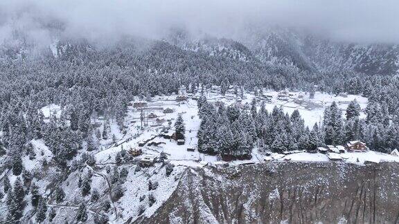 巴基斯坦北部喀喇昆仑山脉喜马拉雅山脉南迦帕尔巴特山脉的拉基奥冰川仙女草甸国家公园的晨雾和雪景色