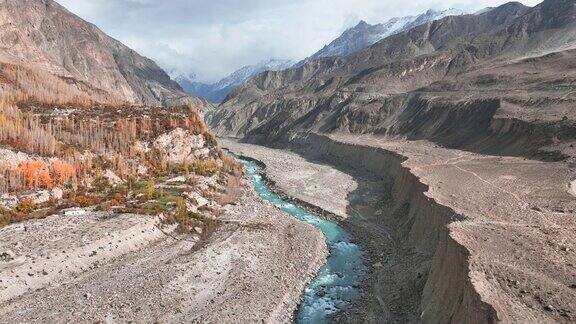 巴基斯坦北部秋天喀喇昆仑公路沿线的喀喇昆仑山脉河流的风景鸟瞰图