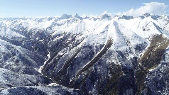中国西藏的雪山