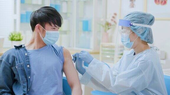 男子注射了疫苗