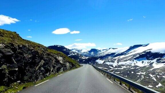 在挪威的路上驾驶汽车