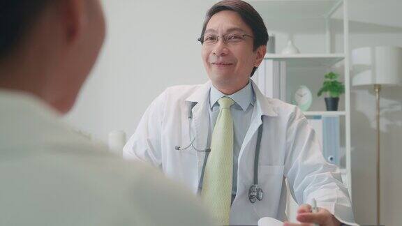 成年亚洲男医生在医院会诊女病人时的医疗结果医疗保健