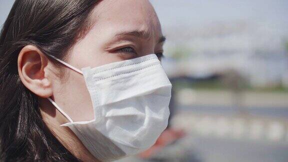 年轻的亚洲妇女咳嗽用口罩保护城市道路上的空气污染