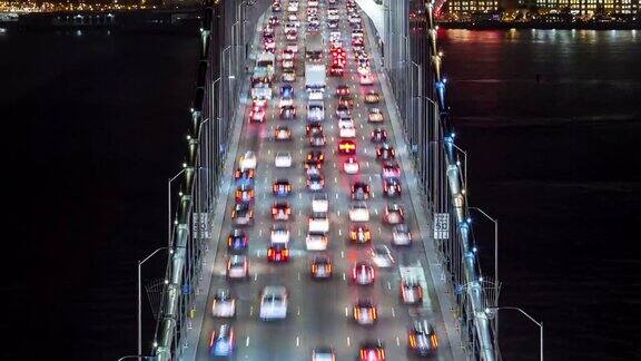 旧金山奥克兰海湾大桥在夜间的时间推移倾斜向上
