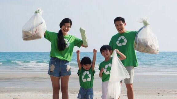 亚洲家庭志愿者介绍在夏季海滩清扫日整理垃圾垃圾环境、循环、生态、污染和志愿者4k决议