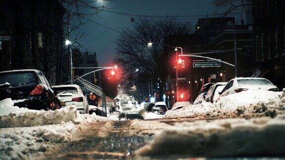 积雪覆盖了街区的汽车