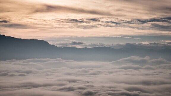日出与雾和移动的雾在山上延时