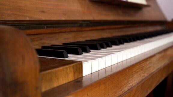 平移:一种旧乐器的钢琴键盘