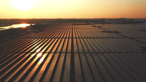 太阳能农场的日落鸟瞰图