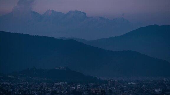 日落时群山对天的景色