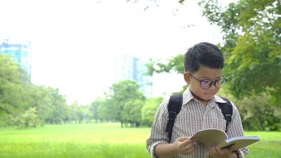 小男孩在去学校的路上读这本书回到学校快乐的童年