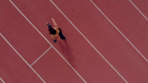 在跑道上跑步的女运动员的鸟瞰图