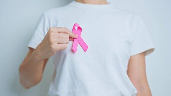 粉红十月乳腺癌宣传月带着粉红丝带的女医生在医院支持人们的生命和疾病全国癌症幸存者月母亲和世界癌症日