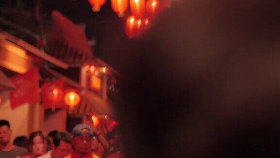 舞龙表演的中国新年灯笼在中国镇庆祝中国新年东南亚和东亚:庆祝中国新年