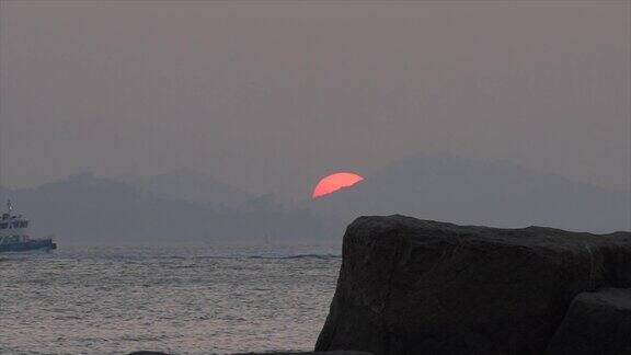 船在海上航行夕阳在山的背景