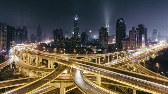 ZO多个高速公路和立交桥夜间高峰时刻的交通上海中国