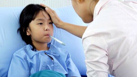 小女孩在医院里由她妈妈照顾有医疗保健和医疗概念的人