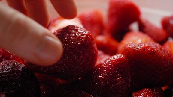 捡起草莓