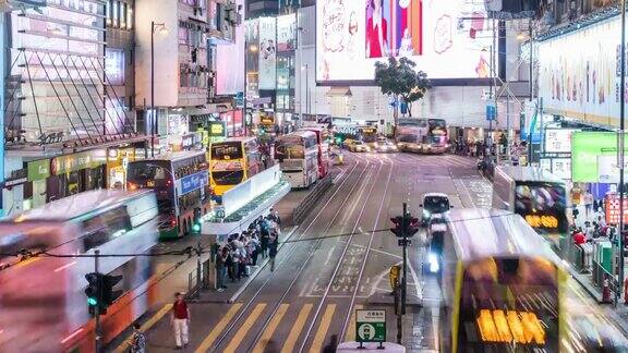 时间流逝:香港中央商务区的夜景与红绿灯小径