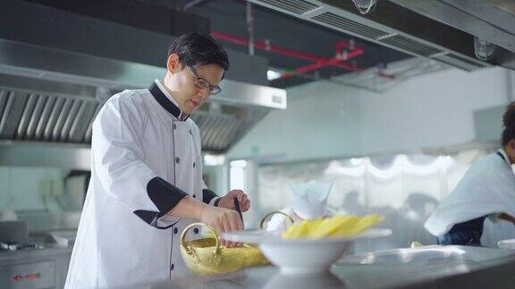 在厨房工作的亚洲男厨师