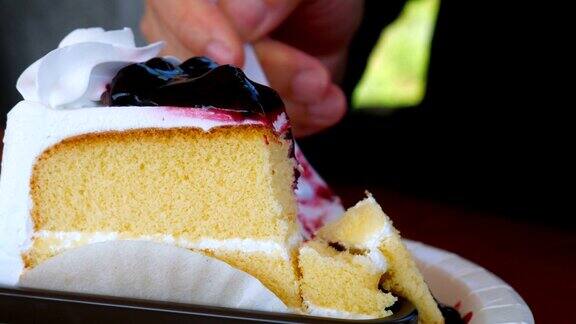 切蓝莓蛋糕特写镜头