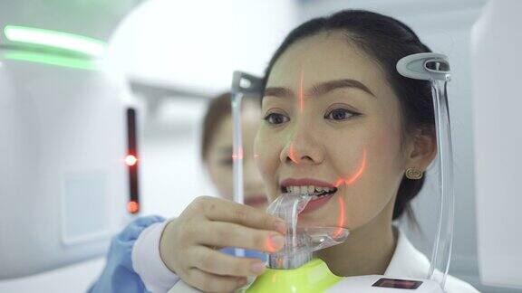 4K牙科放射科医生在牙科诊所为病人的牙齿拍摄x光片