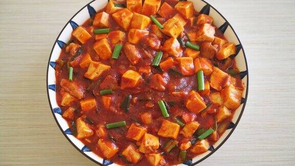 麻婆豆腐传统的川菜由丝豆腐和碎牛肉制成里面塞满了麻辣味的辣椒油和花椒亚洲美食风格