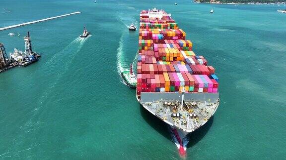 货运集装箱船货运海运船舶与航路在海洋船舶装载集装箱和运行为出口概念技术货运海上货运由快运船前视图