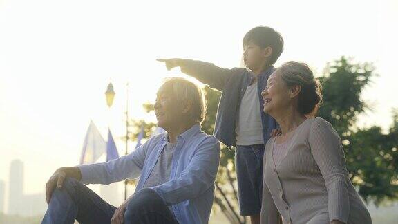 亚洲祖父母和孙子在户外放松