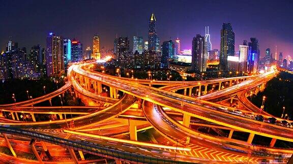 上海时光流逝照亮了城市前面的黄、红高速公路进城的路金融区城市
