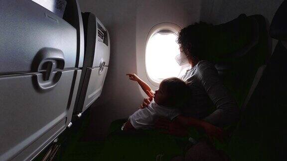 孕妇带着蹒跚学步的女儿乘飞机旅行