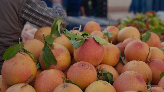 柚子丰收许多葡萄葡萄柚在新鲜水果市场上的俯视图