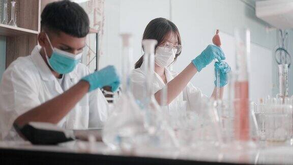 实验室技术员研究和开发抗病毒药物