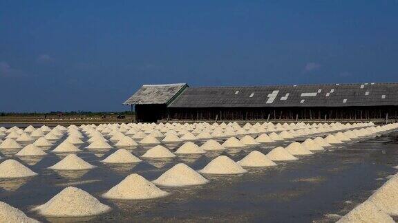 泰国盐场准备收获的海盐堆
