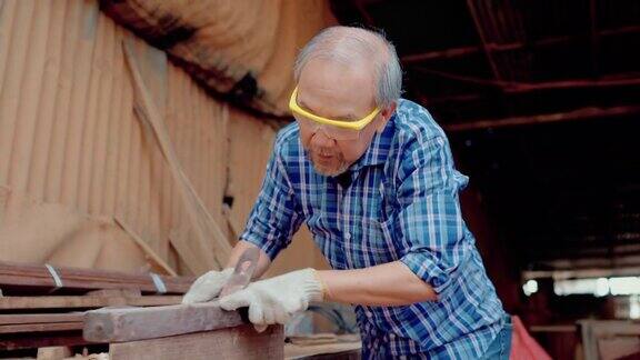 用砂纸工作的木匠
