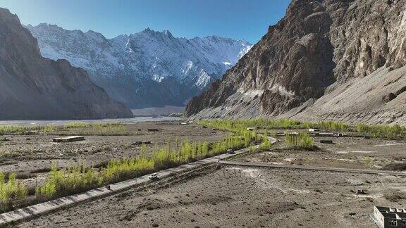 鸟瞰春天喀喇昆仑公路沿线喜马拉雅山脉帕苏山脉和喀喇昆仑公路的日出景象巴基斯坦北部