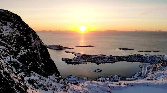 鸟瞰图的斯堪的纳维亚村庄在北极海岸线在冬天日出挪威罗浮敦群岛勒内村