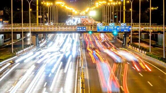 中国北京夜间高速公路交通繁忙的时间流逝