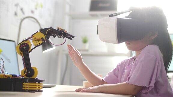 女孩用VR眼镜用手控制机器人手臂