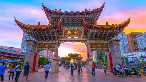 4k延时拍摄中国昆明的传统建筑和城市的象征牌坊的日夜景象