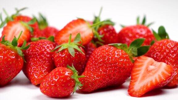 新鲜的红草莓在白色的背景